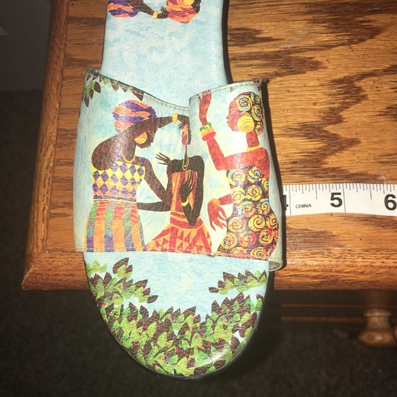 JCon African Tribal print open toe sandals that tell a story. - Picture 7 of 11